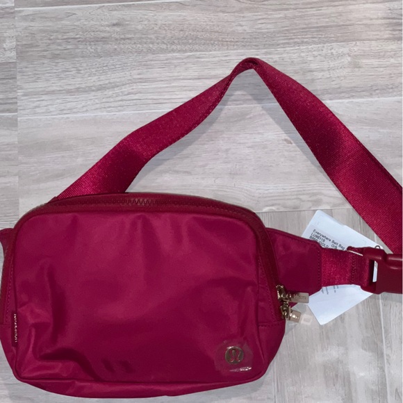 NWT Lululemon 2L Crossbody Belt Bag Rumble Berry Gold Hardware - Picture 1 of 11
